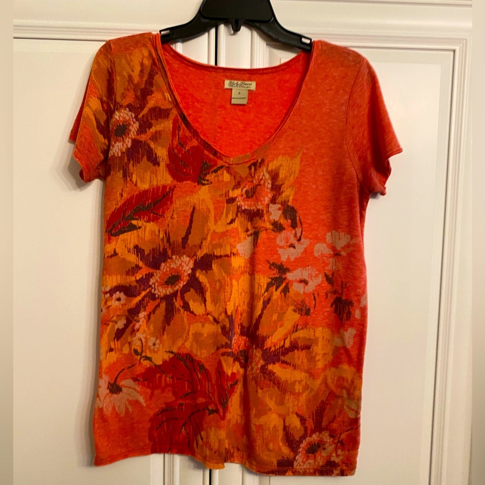 LUCKY BRAND SIZE SMALL SHORT SLEEVE T SHIRT IN PEACH COLOUR WITH V NECK